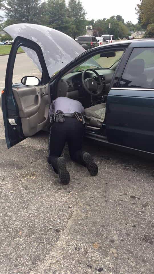 police-officer-helps-fix-car-3