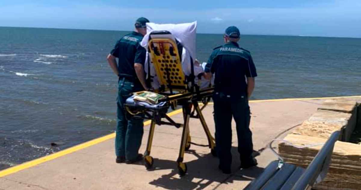paramedics-take-dying-woman-to-beach