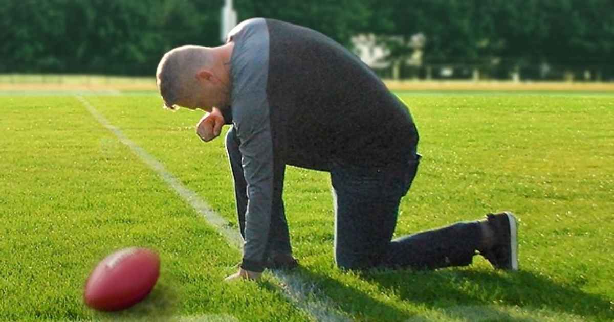 joe-kennedy-coach-prayer-1