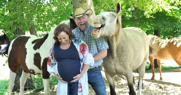 smiling horse maternity shoot