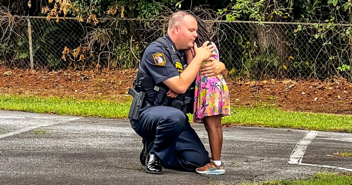 police-officer-comforts-little-girl