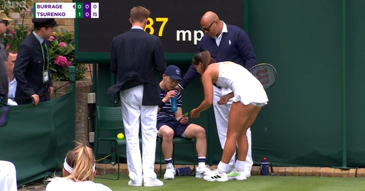 tennis-player-helps-ball-boy-jodie-burrage