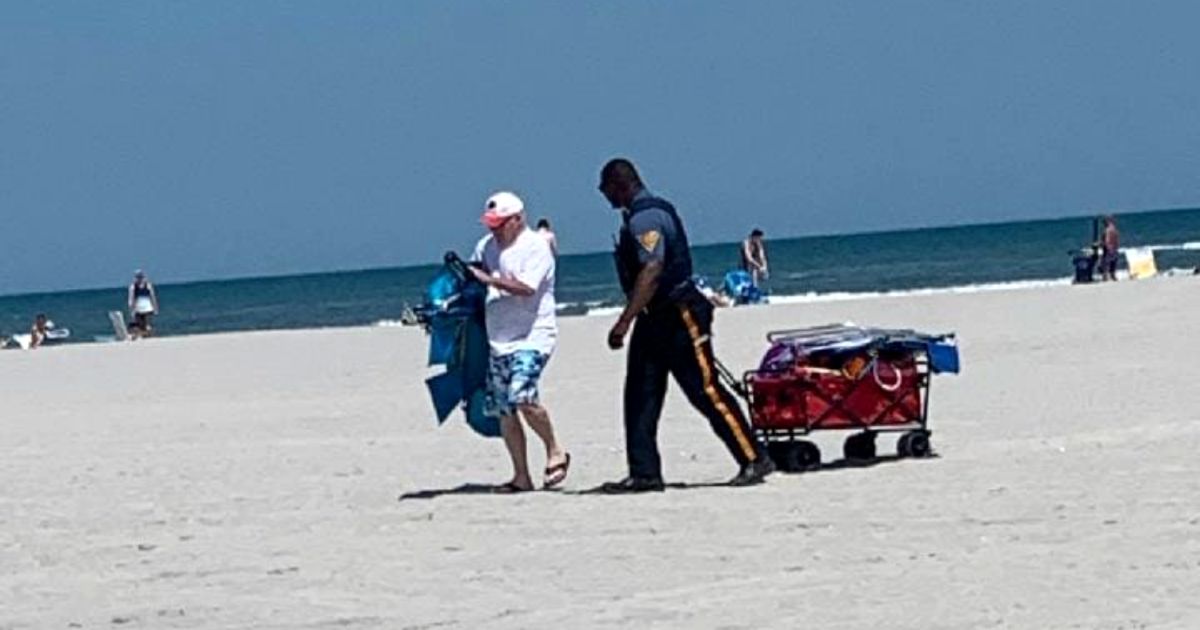 police-officer-helps-elderly-couple