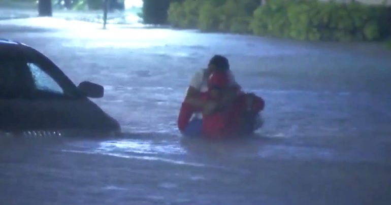 Reporter Rescues Woman Stranded In Hurricane Ian Flood Waters 3911