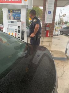 officer-pays-for-gas