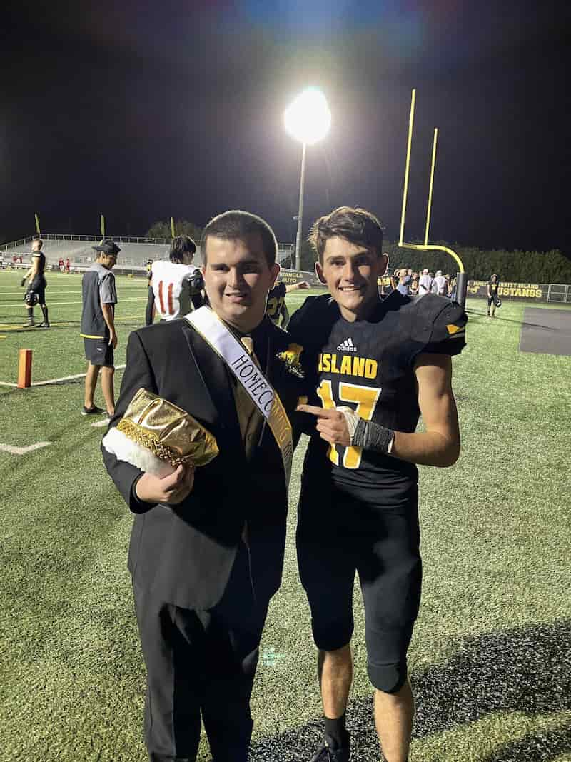 homecoming-king-gives-crown-away-2