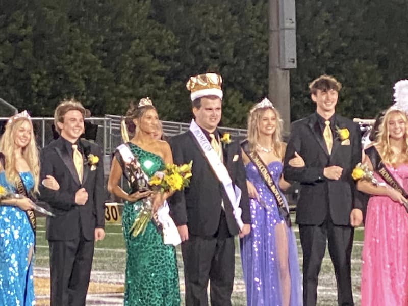 homecoming-king-gives-crown-away-3