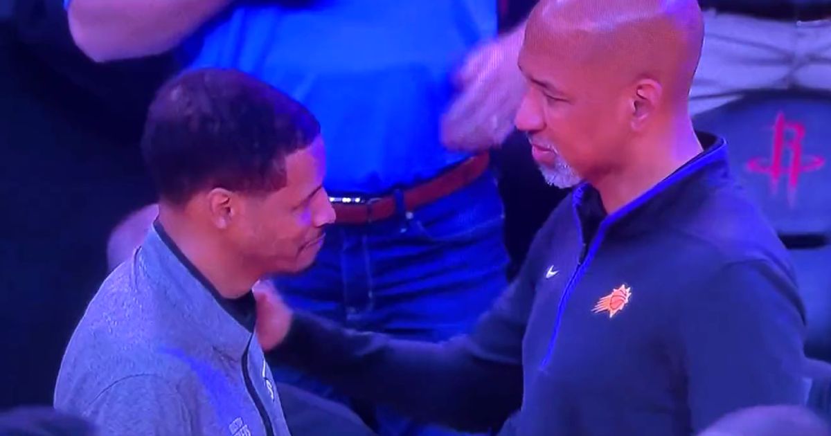 coach-prays-with-colleague-monty-williams