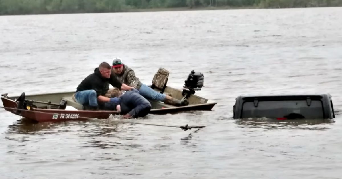 jeep submerged in texas lake