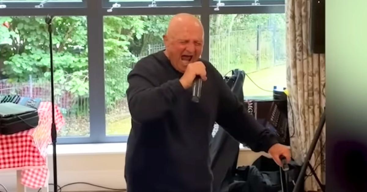 81-year-old Dave Williams sings unchained melody