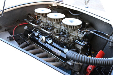 https://storage.googleapis.com/fantasy-car-photos/cars/02210/engine-10__medium.JPG
