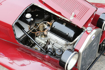 https://storage.googleapis.com/fantasy-car-photos/cars/02402/engine-11__medium.JPG