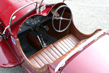 https://storage.googleapis.com/fantasy-car-photos/cars/02402/interior-2__medium.JPG