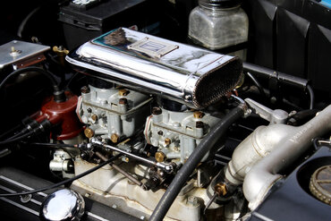 https://storage.googleapis.com/fantasy-car-photos/cars/02405/engine-3__medium.JPG