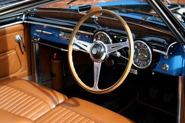 https://storage.googleapis.com/fantasy-car-photos/cars/02405/interior-9__medium.JPG