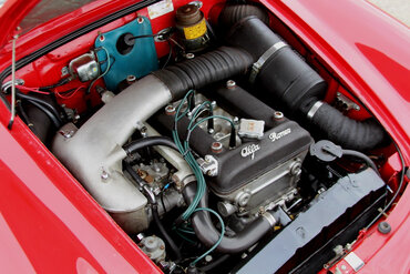 https://storage.googleapis.com/fantasy-car-photos/cars/03325/engine-5-Large__medium.JPG
