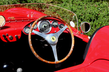 https://storage.googleapis.com/fantasy-car-photos/cars/03432/interior-4__medium.JPG