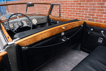 https://storage.googleapis.com/fantasy-car-photos/cars/04382/DSCF0406__medium.jpeg