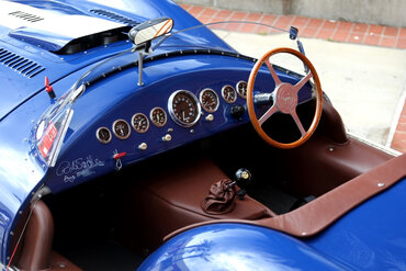 https://storage.googleapis.com/fantasy-car-photos/cars/04742/interior-2__medium.JPG