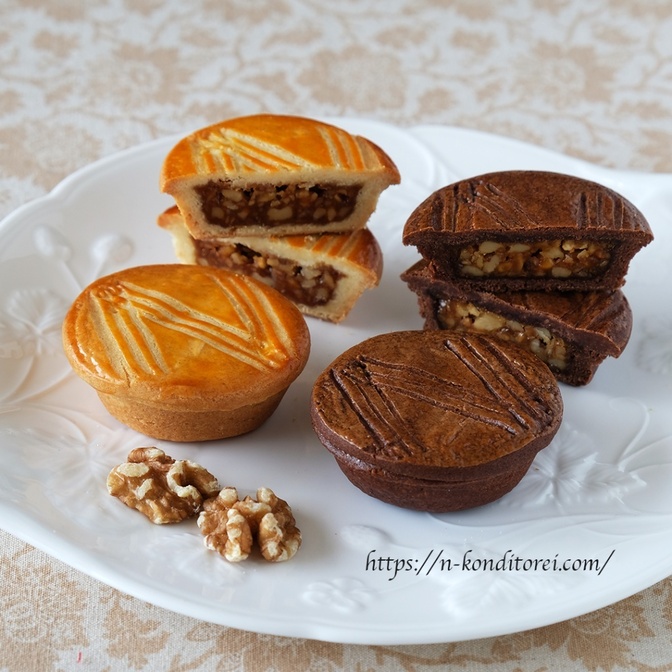 【エンガディナーヌストルテ】
クルミのタルト菓子（プレーン＆チョコ）