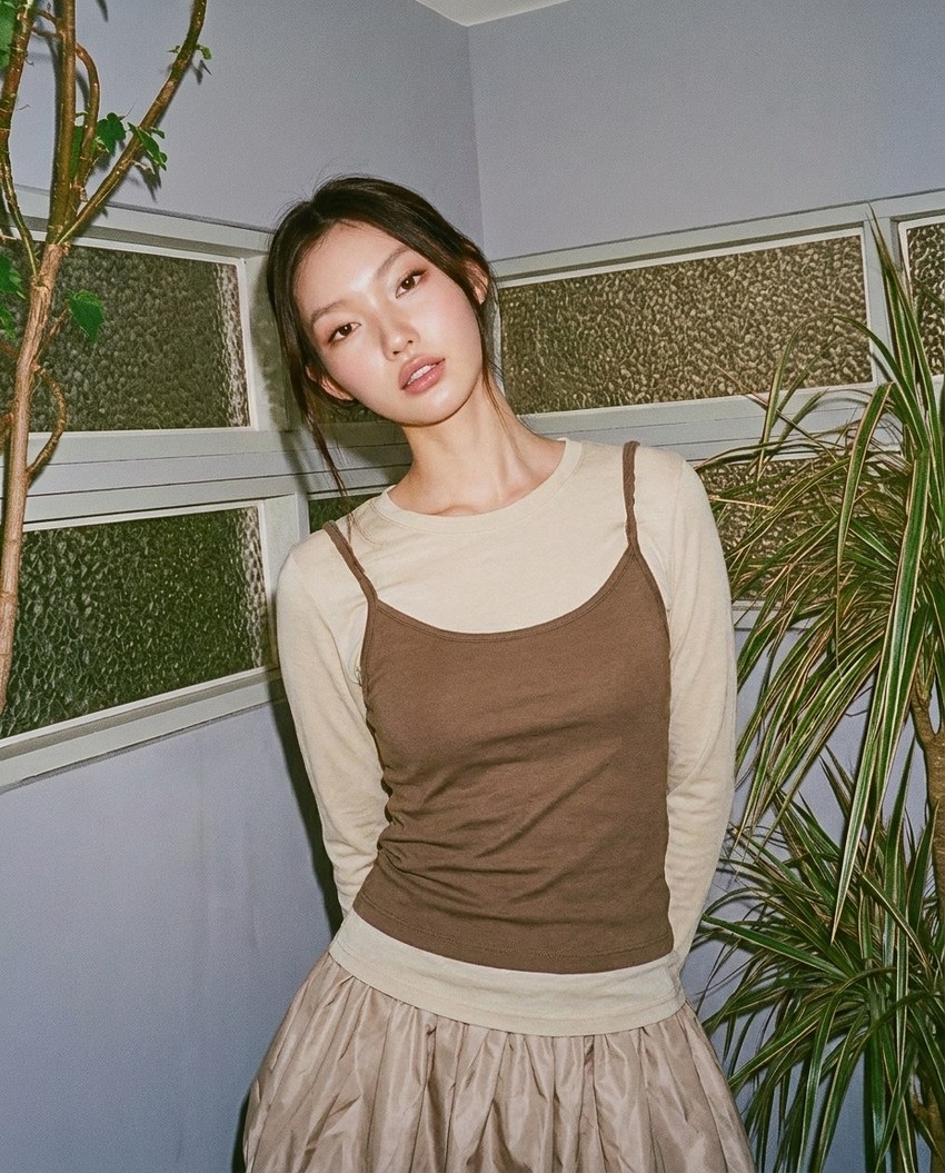 식물이 놓인 실내에서 촬영한 모델의 컷