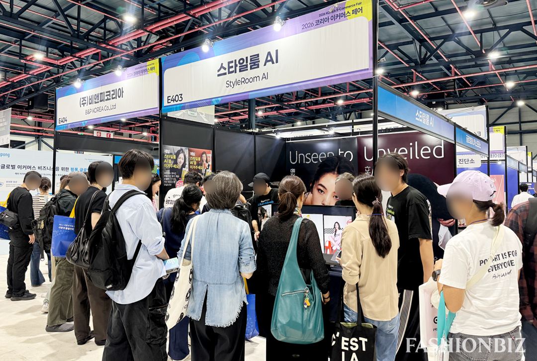 Visitors gathered in front of the StyleRoom booth at the Korea E-commerce Fair