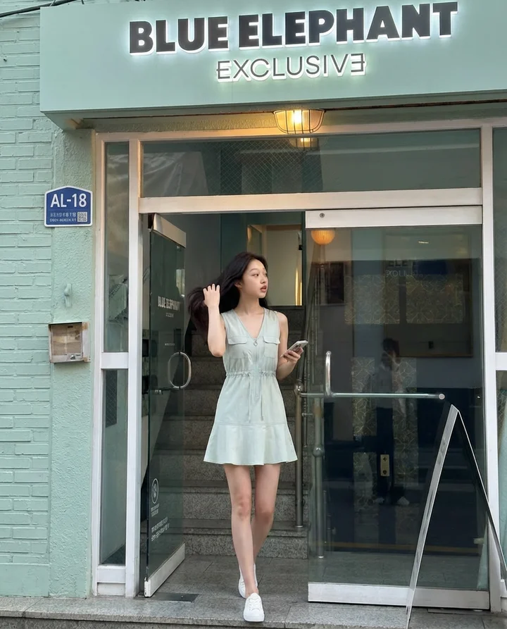 韓系模特兒穿薄荷色洋裝走出Blue Elephant Exclusive門口，首爾