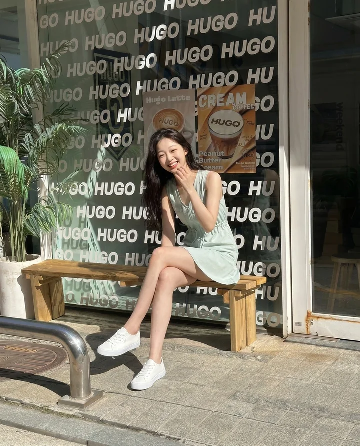 Model Korea berpakaian gaun mint tanpa lengan duduk di bangku kafe Hugo sambil ketawa semula jadi, Seoul