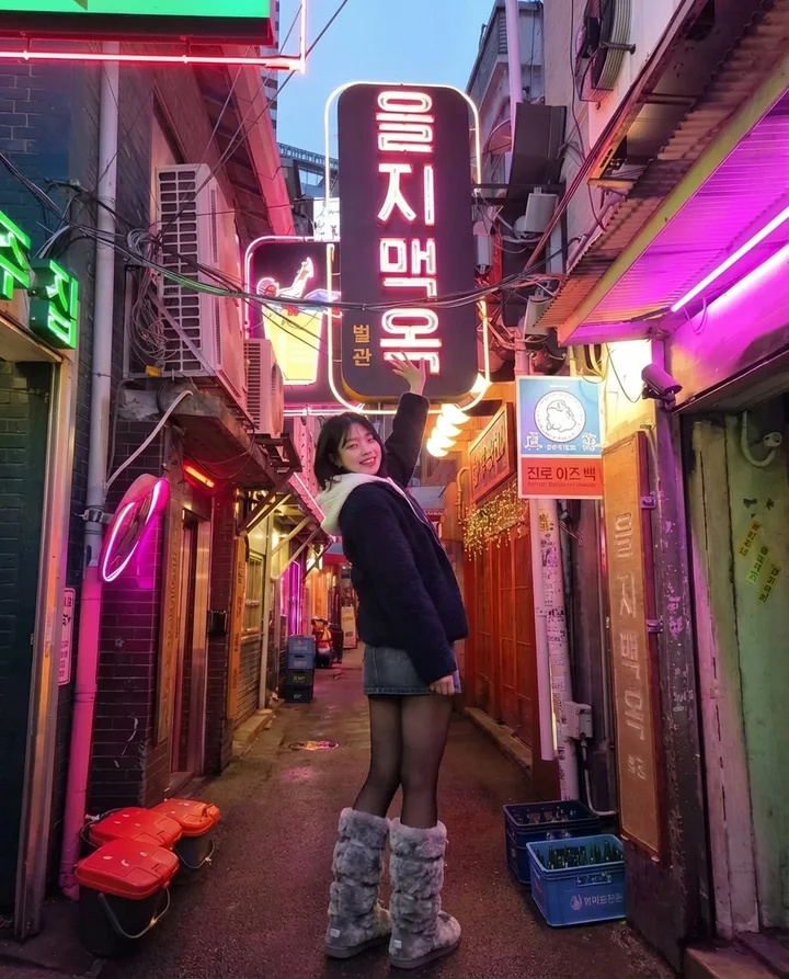 โมเดลเกาหลีในซอยนีออนสีสันสดใสของ Euljiro กรุงโซล