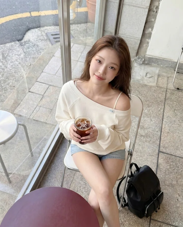 มุมถ่ายจากด้านบน โมเดลเกาหลีนั่งที่บันไดถือกาแฟ - สไตล์ภาพแบบ TikTok