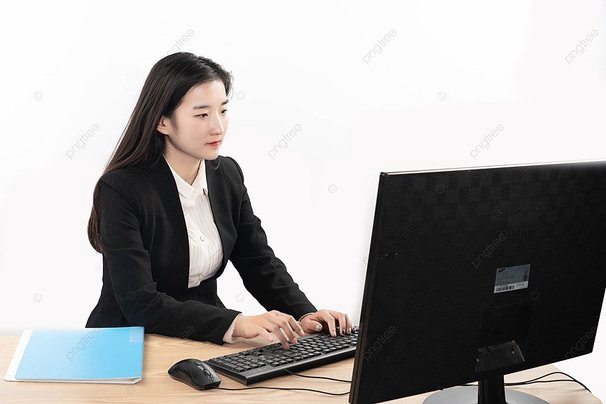 Content writer nữ đang làm việc trên máy tính với nụ cười rạng rỡ.