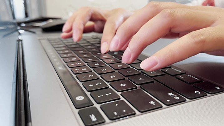 Freelancer nhập liệu đánh máy thuê, gõ văn bản trên máy tính xách tay, dịch vụ đánh máy tại nhà, tìm việc freelancer data entry.