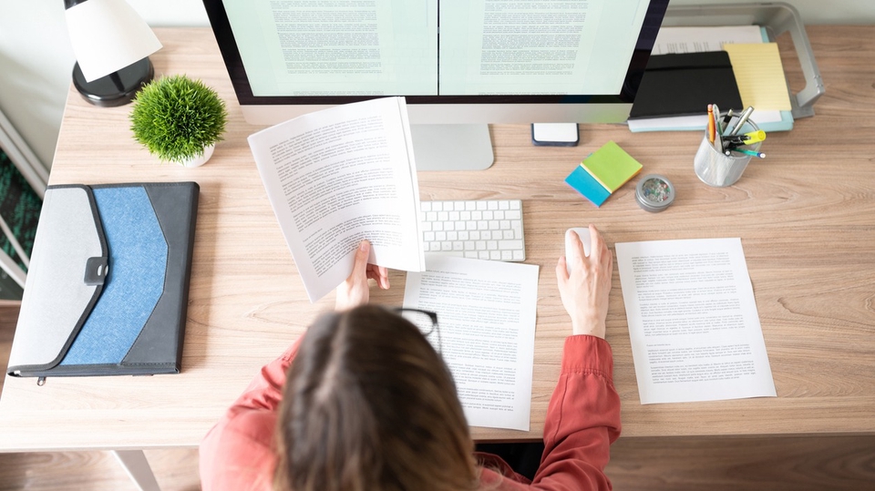 Content writer freelance làm việc từ xa, đọc và viết nội dung trên máy tính xách tay.  tuyển dụng content writer freelancer viết bài freelancer viết lách freelance copywriter tuyển dụng copywriter freelancer viết bài chuẩn seo dịch vụ viết content chuẩn seo freelance social media content freelancer.