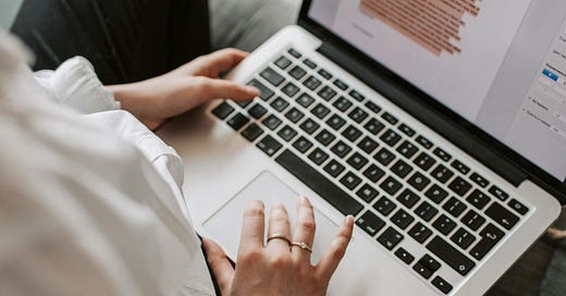 Viết caption freelance: Người phụ nữ đang sử dụng laptop để viết caption cho bài đăng mạng xã hội.