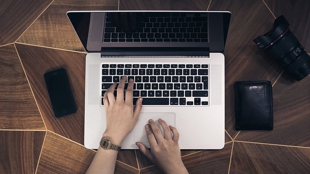 Freelancer đánh máy chuyên nghiệp đang nhập liệu trên máy tính xách tay tại nhà.  Dịch vụ đánh máy, nhập liệu, gõ văn bản thuê.