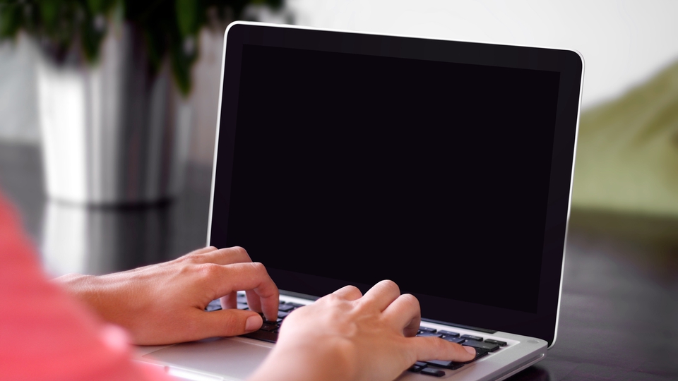 Nhân viên nhập liệu freelance đang làm việc trên máy tính xách tay, cung cấp dịch vụ nhập liệu và gõ văn bản cho khách hàng.
