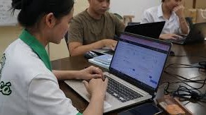 Nhân viên bán hàng freelance làm việc trên máy tính xách tay tại văn phòng