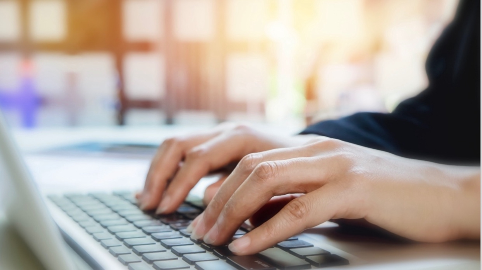 Freelancer nhập liệu đánh máy văn bản trên máy tính tại nhà