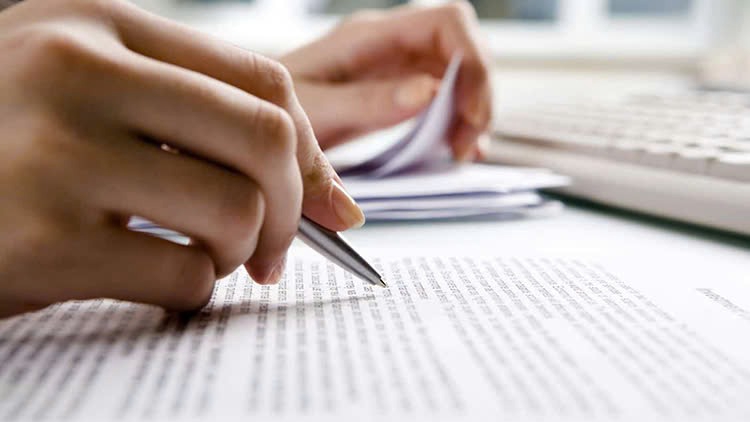 Freelancer làm việc tại nhà dịch thuật tài liệu bằng tiếng Anh