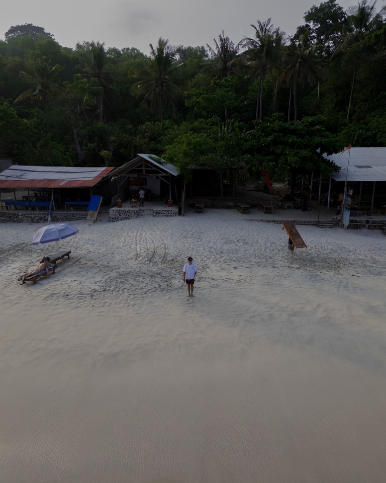 Jasa edit foto profesional untuk pernikahan, prewedding, wisuda, dan produk. Edit background foto, hapus watermark, ganti background foto, dan banyak lagi. Harga terjangkau.