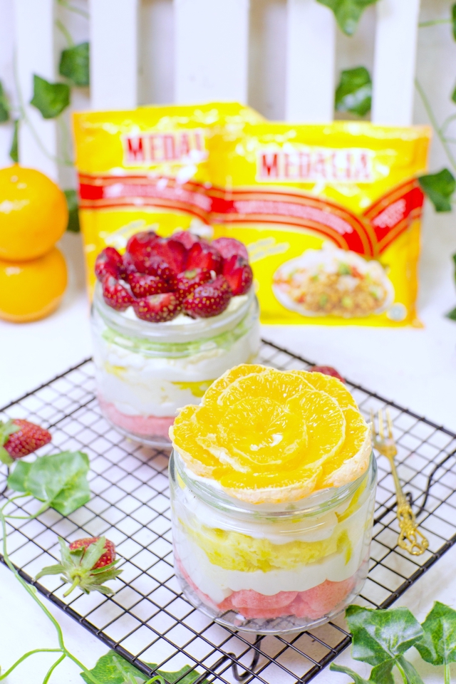 Jasa fotografi makanan dengan produk makanan dalam gelas, background putih, dan background dekorasi bunga. Harga jasa fotografer makanan, fotografer makanan freelance.