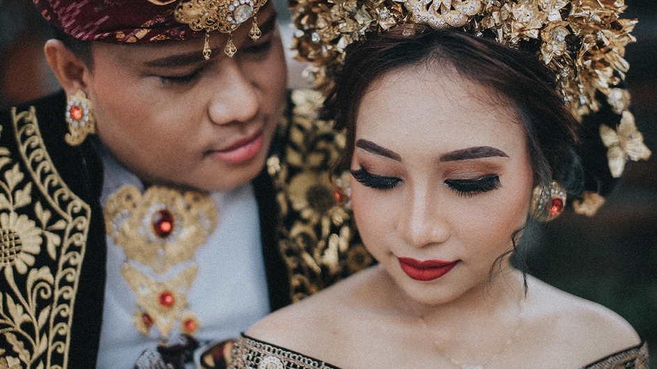 Jasa Fotografi Prewedding di Bali dengan Dekorasi Tradisional dan Gaun Pengantin Modern