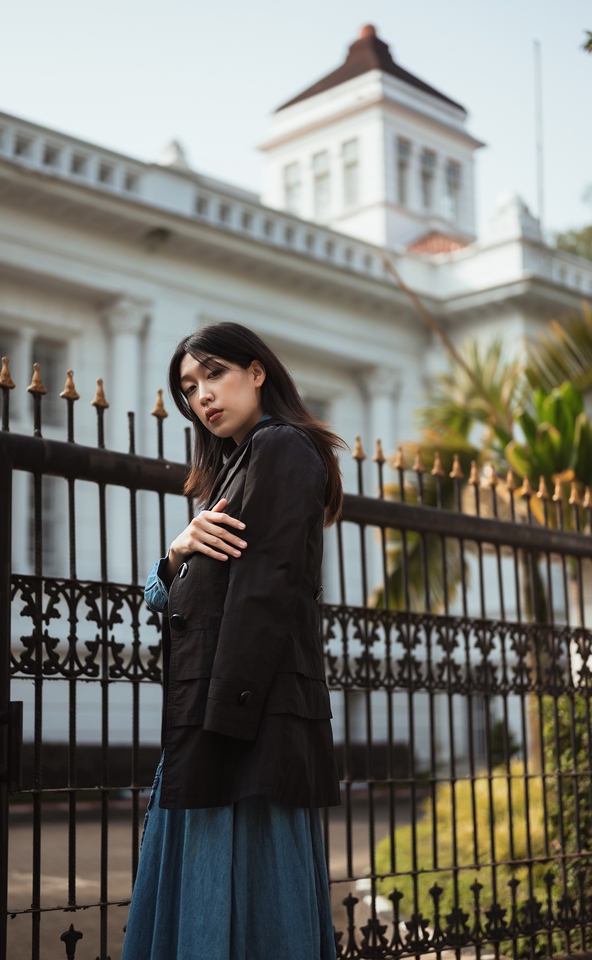 Jasa fotografi portrait wanita di depan gedung tua dengan gaya fashion