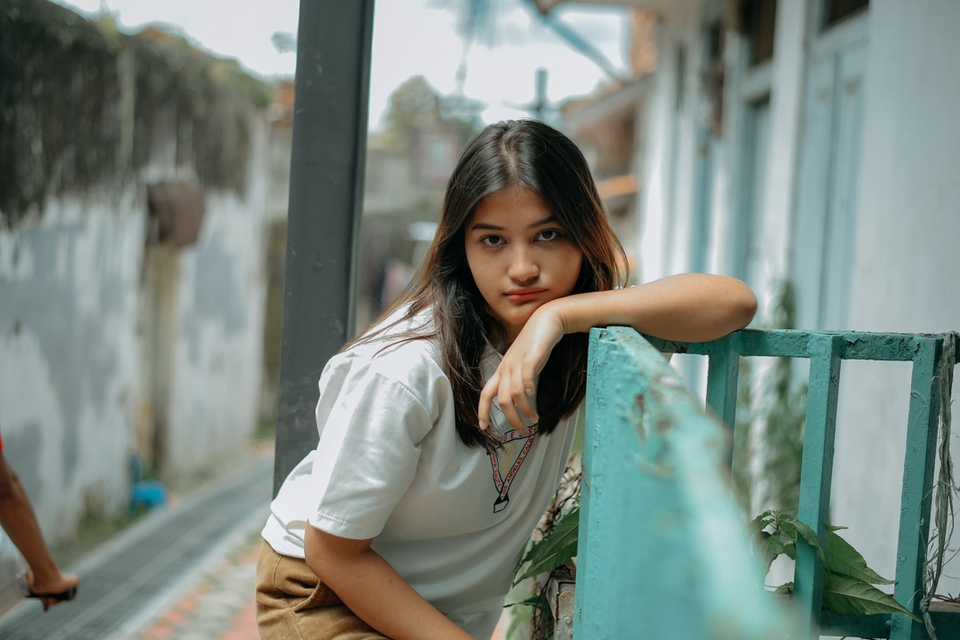 Jasa fotografi portrait wanita dengan latar belakang rumah