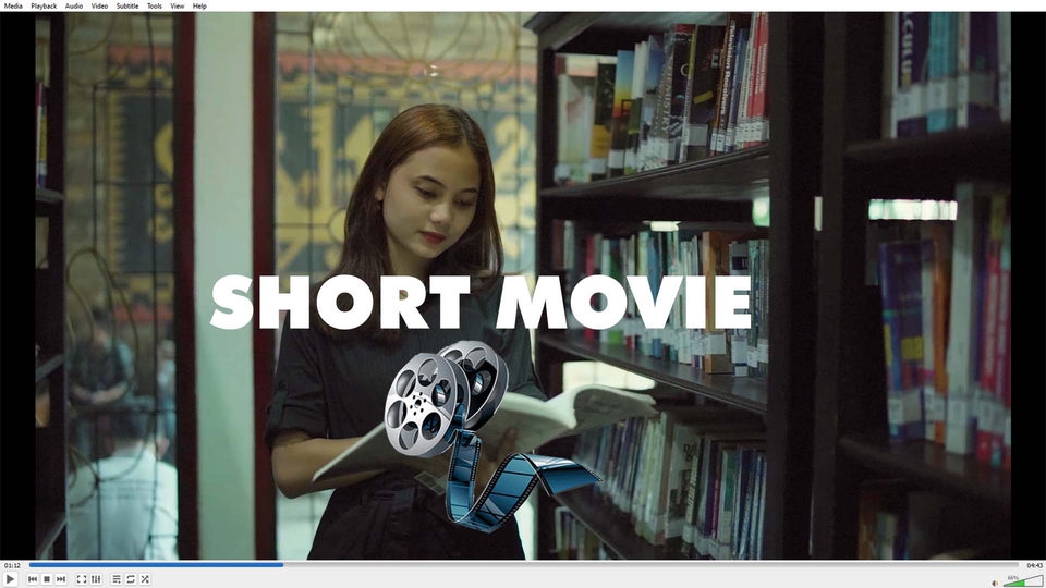 Freelancer editor video profesional mengedit video pendek di perpustakaan dengan buku-buku di latar belakang.