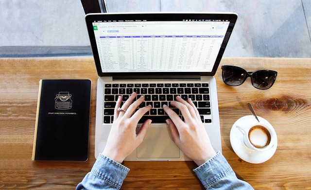 Freelancer bekerja di laptop melakukan jasa akuntansi online dan membuat laporan keuangan