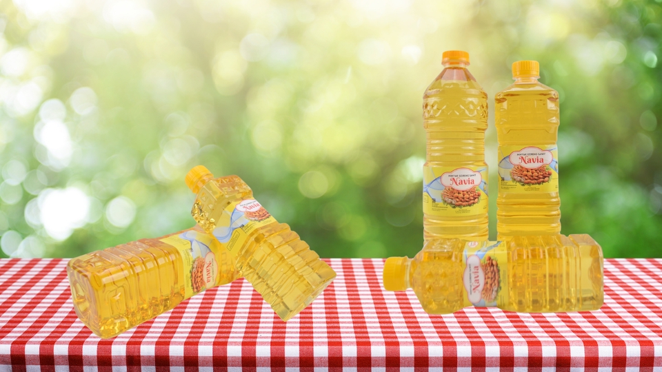 Kemasan botol minyak goreng dengan desain label unik dan menarik, cocok untuk berbagai keperluan jual beli. Jasa desain label produk makanan dan minuman.