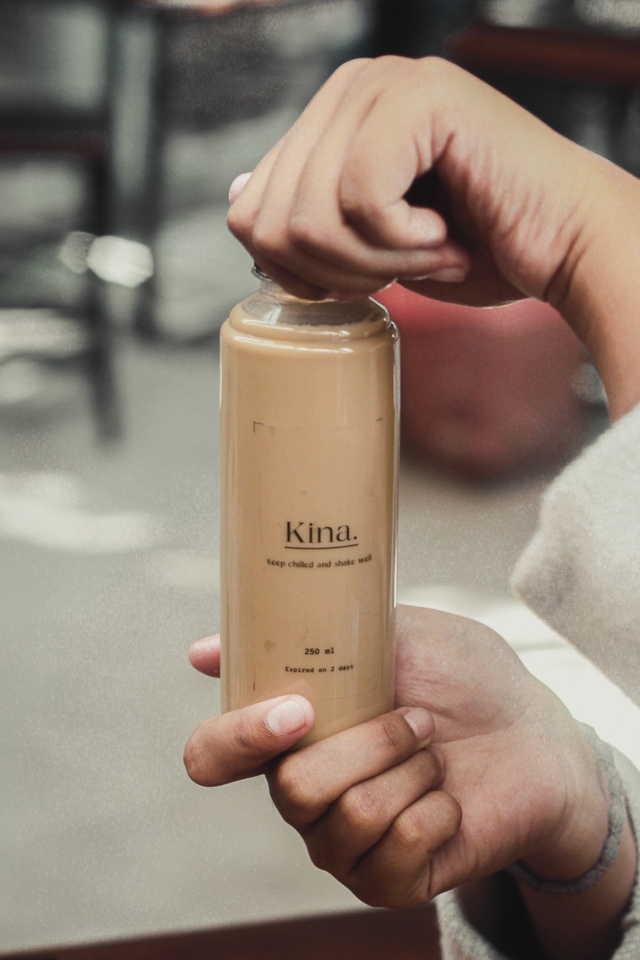 Jasa foto produk minuman dengan latar belakang putih, kina, 250 ml.