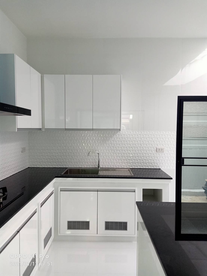 รับเหมาก่อสร้างครัวสไตล์โมเดิร์น ตกแต่งภายในสวยหรู ครัวสีขาวดำ งานต่อเติมบ้าน ผู้รับเหมา ช่างรับเหมา