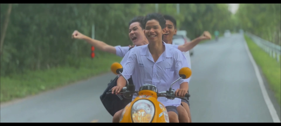 รับถ่ายวีดีโอ กลุ่มเพื่อนมีความสุขซ้อนมอเตอร์ไซค์ ถ่ายทำวิดีโอ ท่ามกลางบรรยากาศสดใสบนถนนในชนบท ทำวีดีโอ vlog รับจ้างถ่ายวิดีโอ ตัดต่อวิดีโอ ราคาถูก บริการถ่ายทำวีดีโอคุณภาพสูง ถ่ายวิดีโอท่องเที่ยว วีดีโอโปรโมท